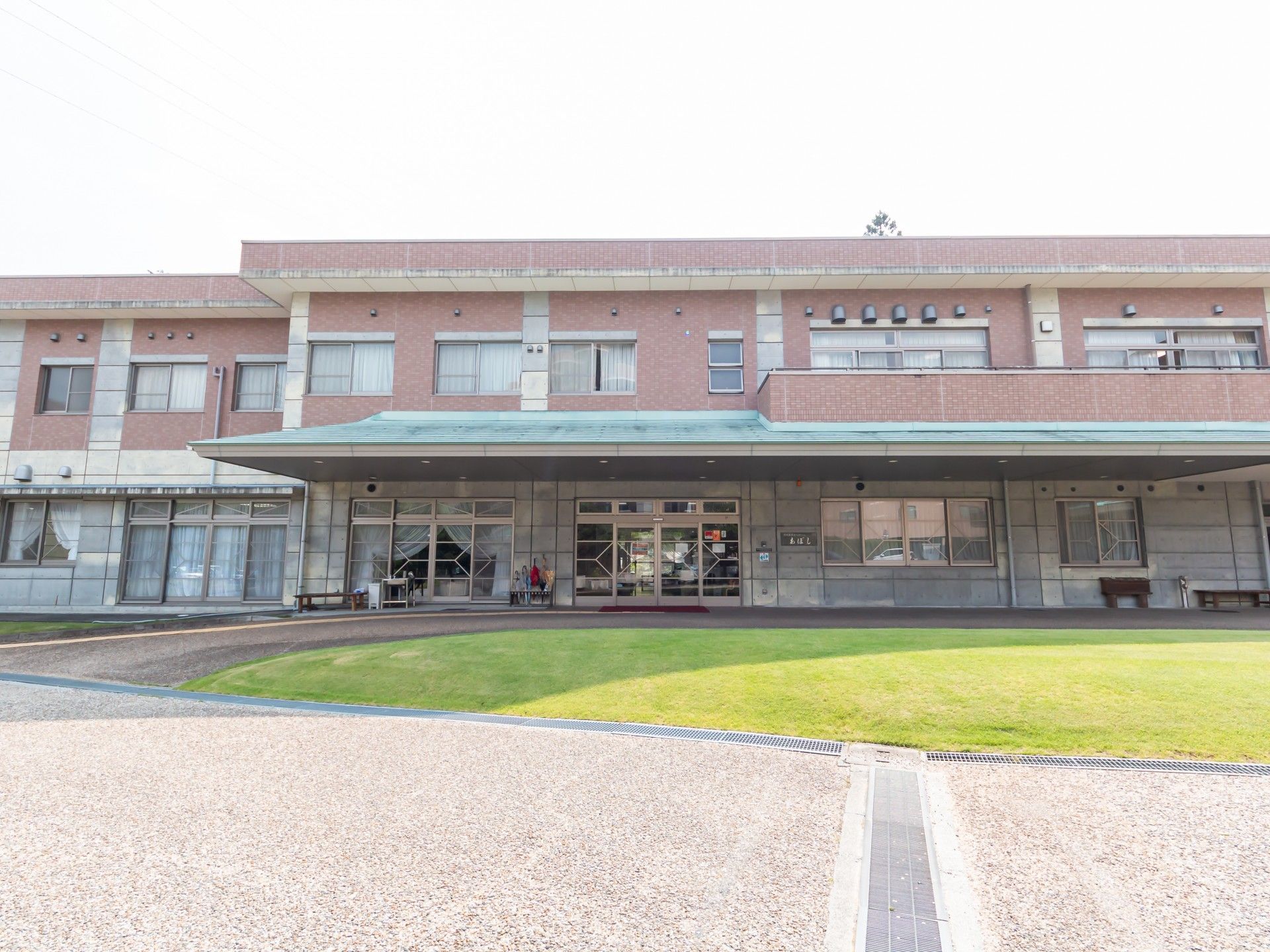 広い玄関の建物外観