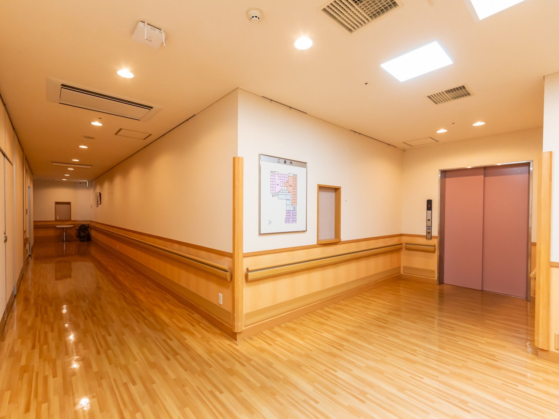 明るい廊下とエレベーター
