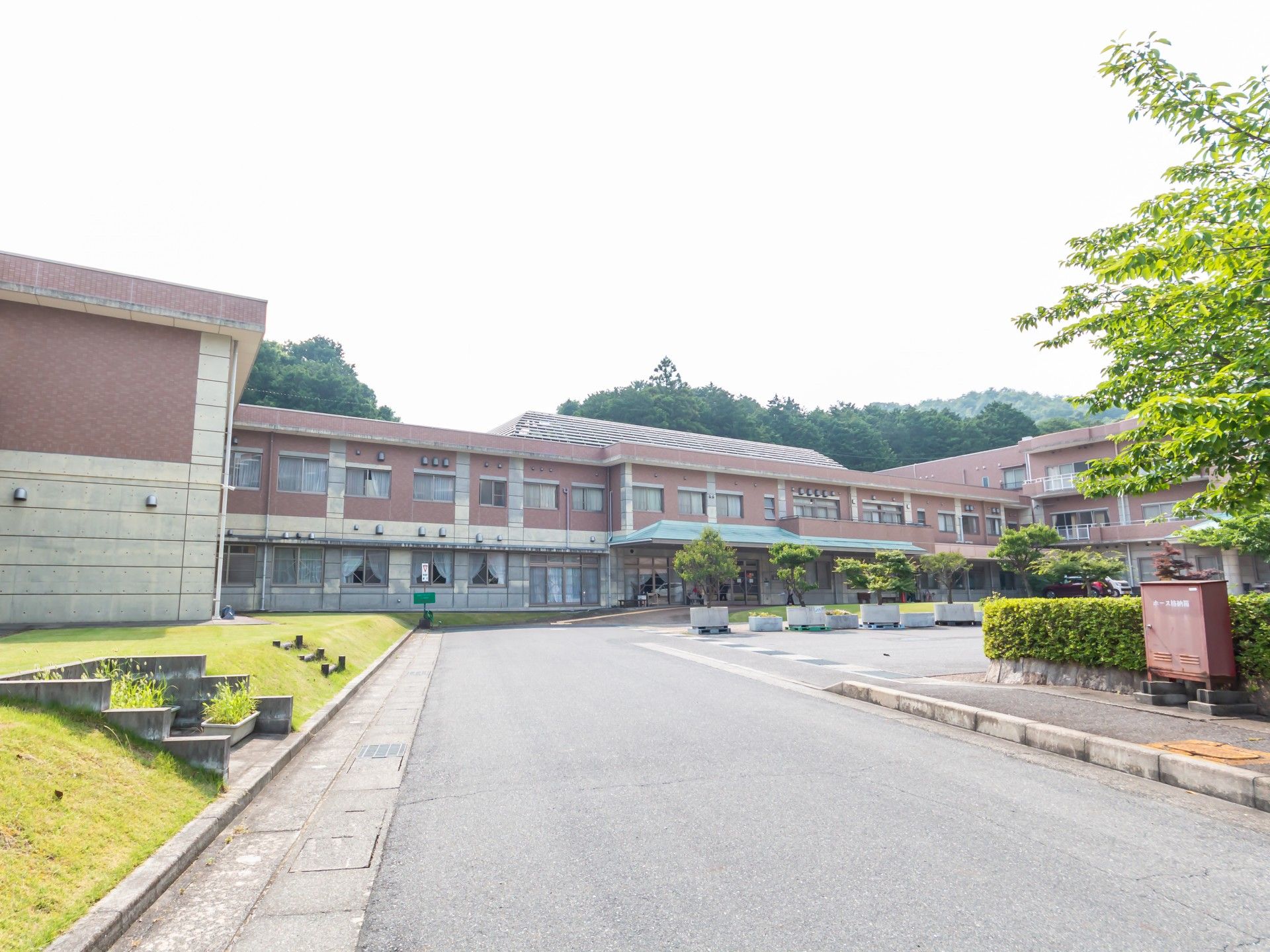 緑に囲まれた建物の外観