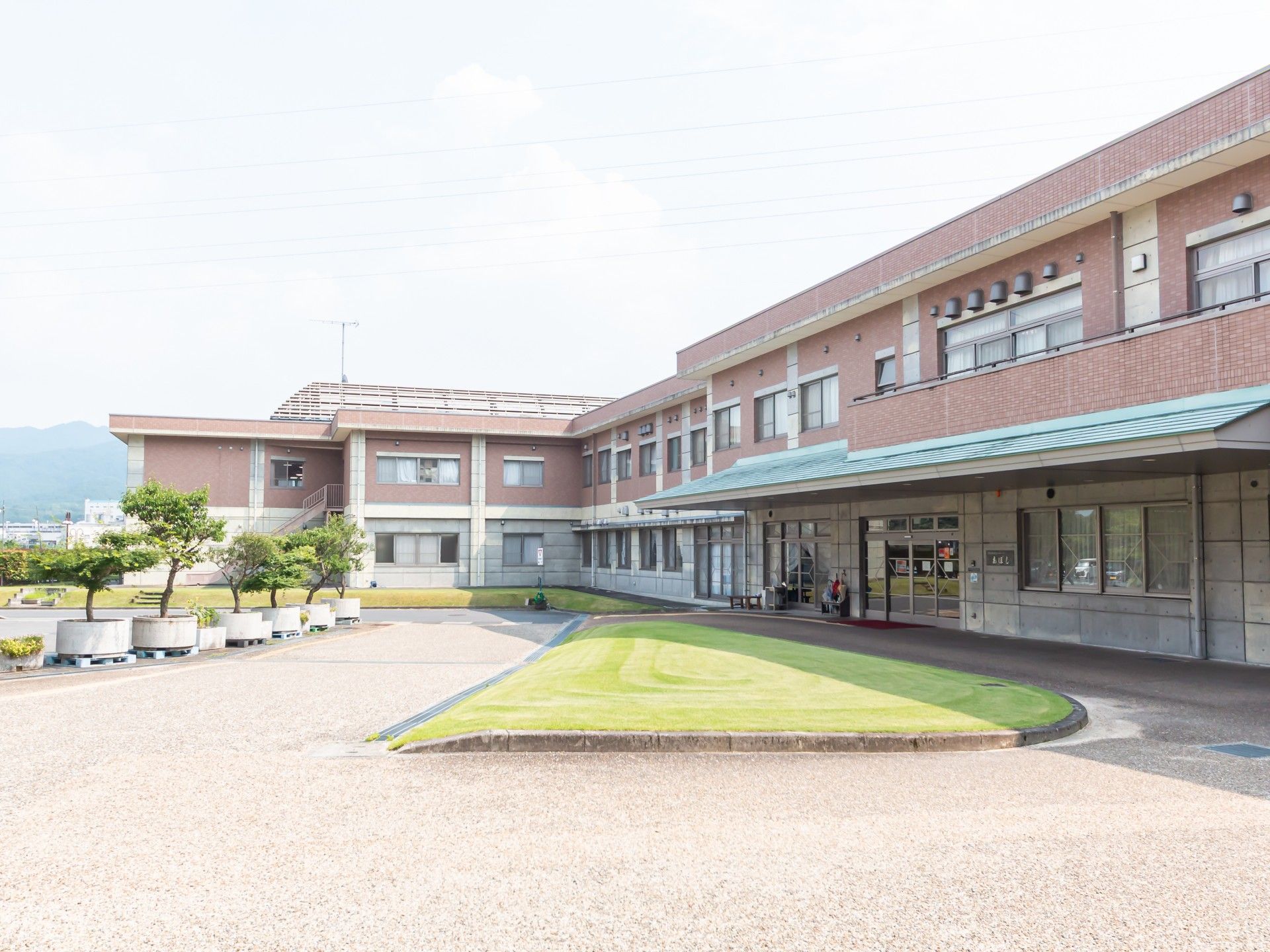 広い中庭のある建物