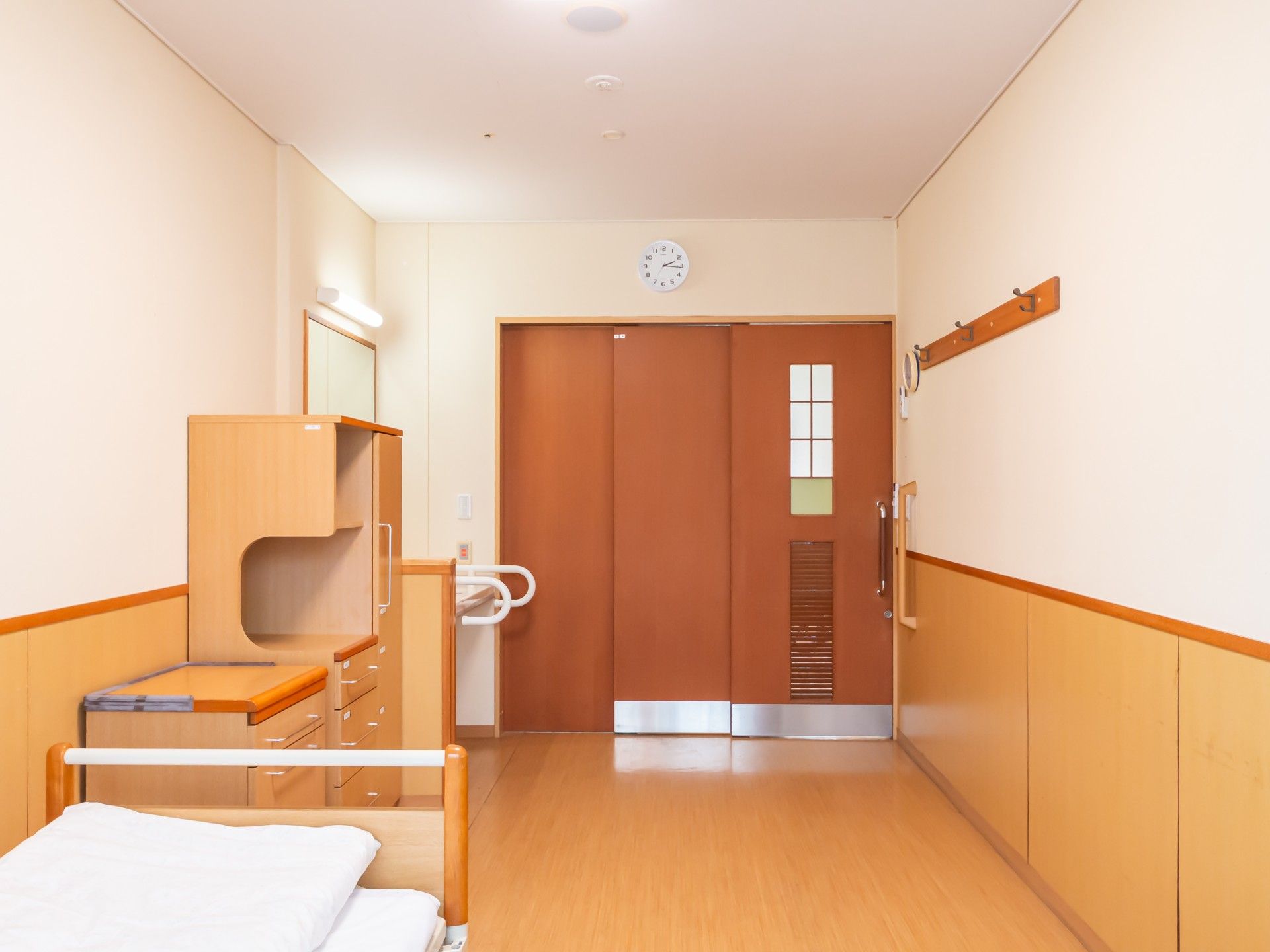 落ち着いた色調の居室