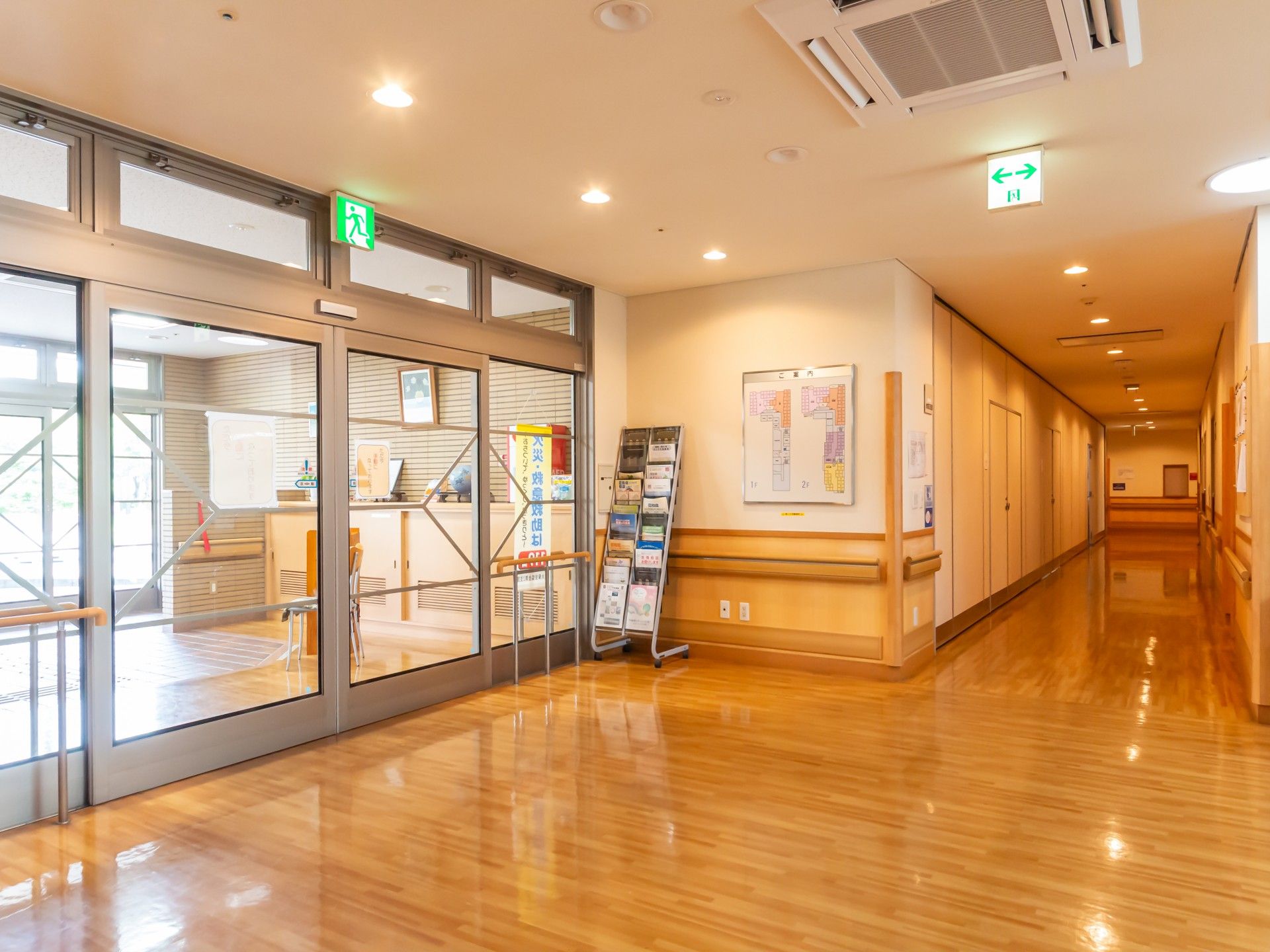 明るいエントランスホール