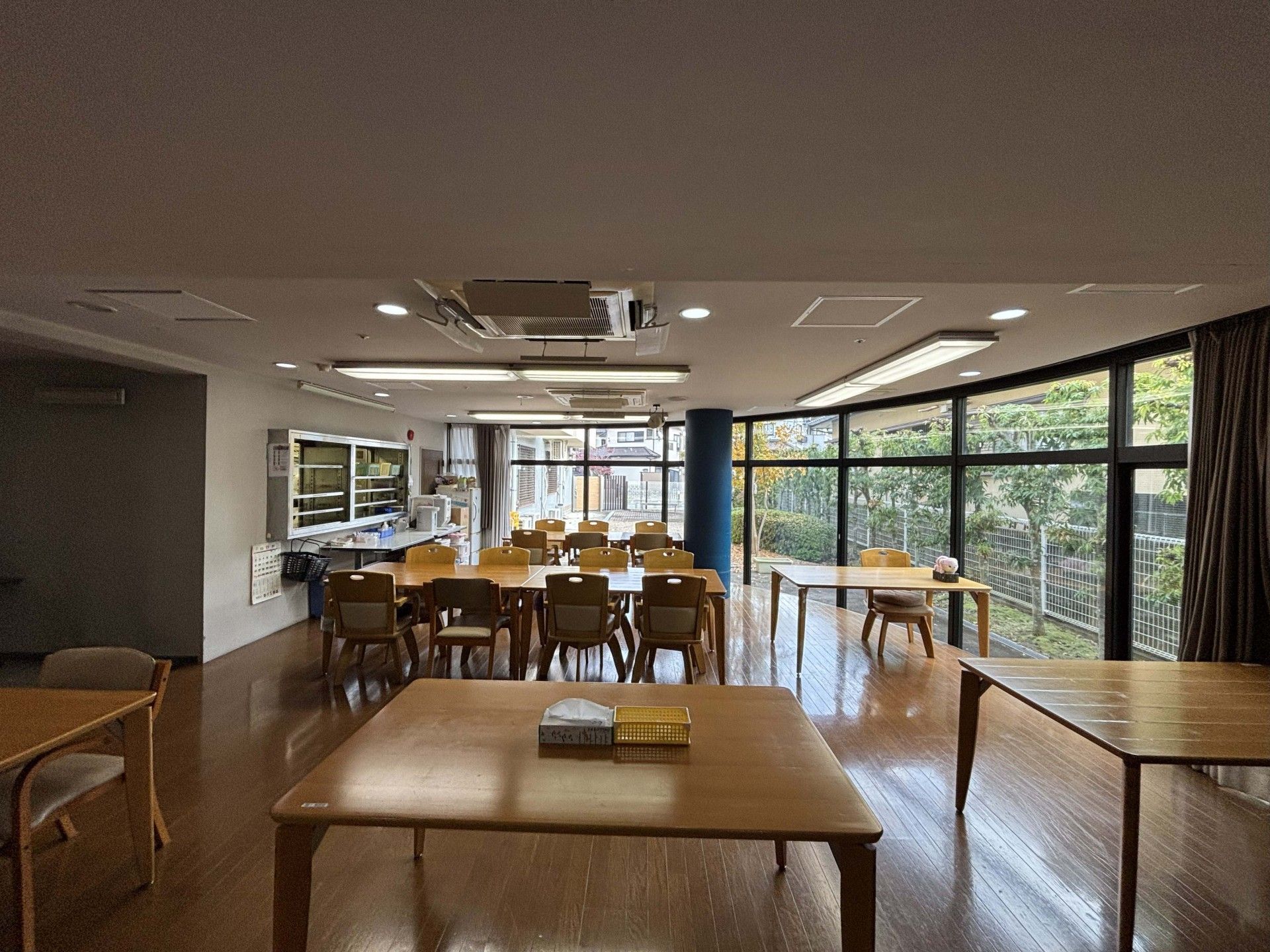 大きな窓のある食堂