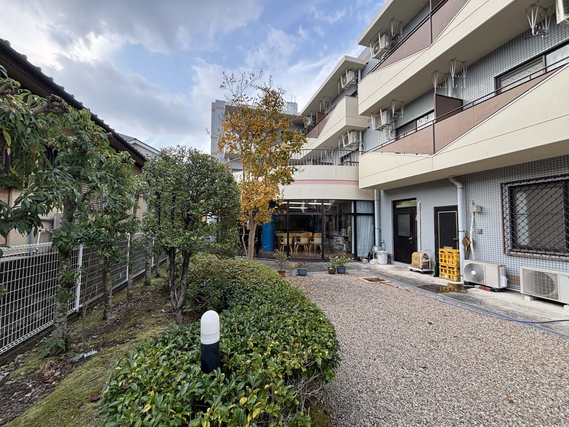 庭と建物の外観