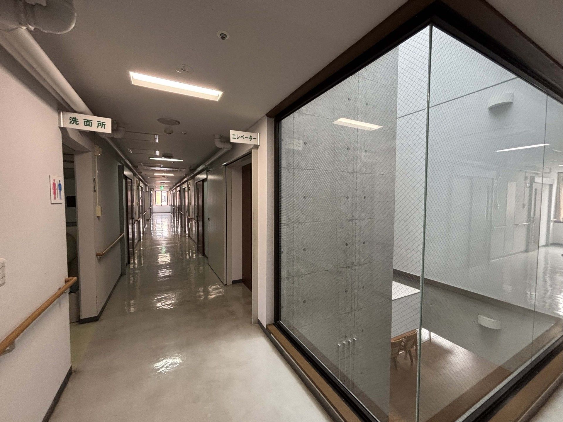 明るい廊下とガラス窓