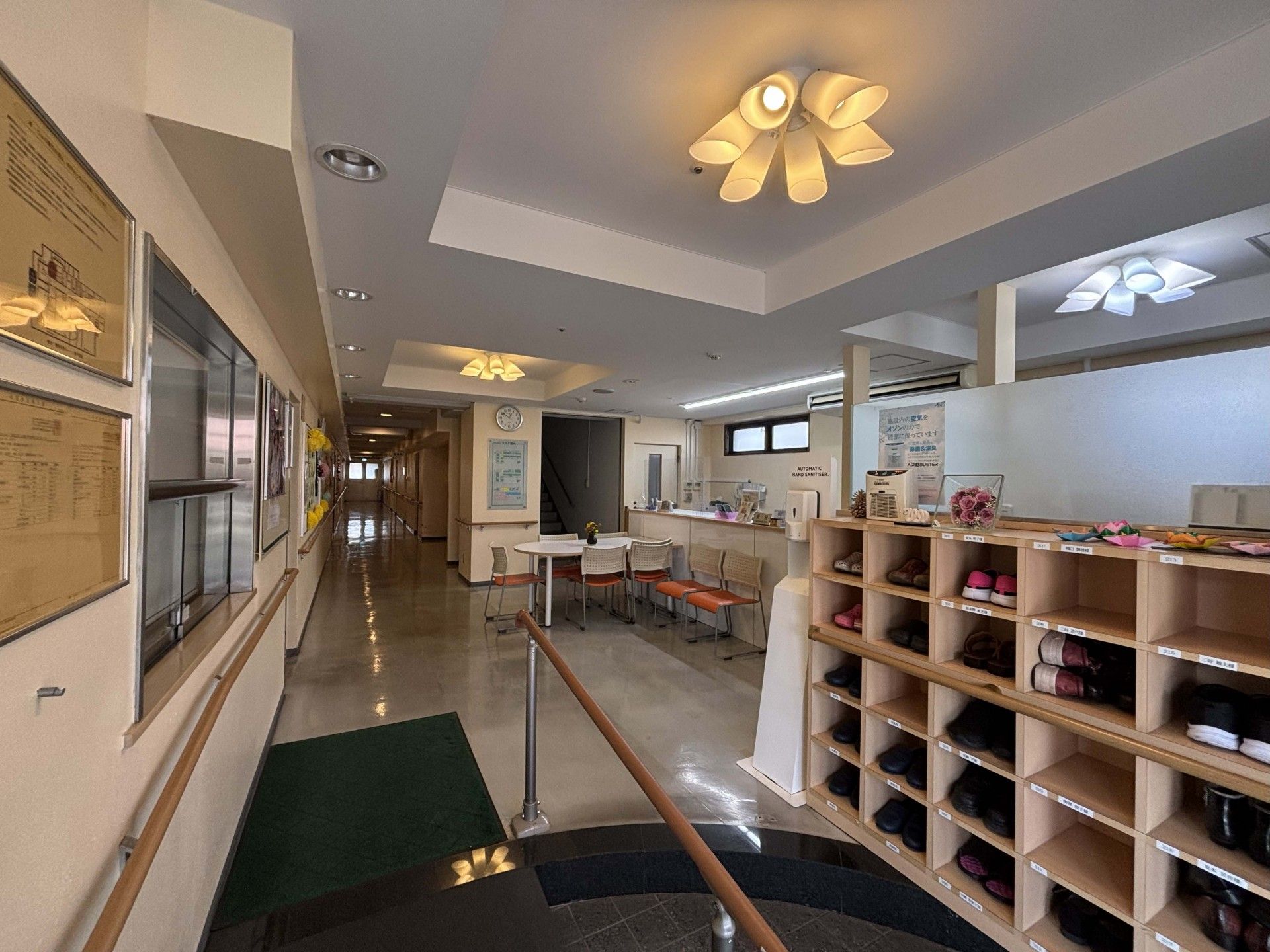 明るいエントランスホール