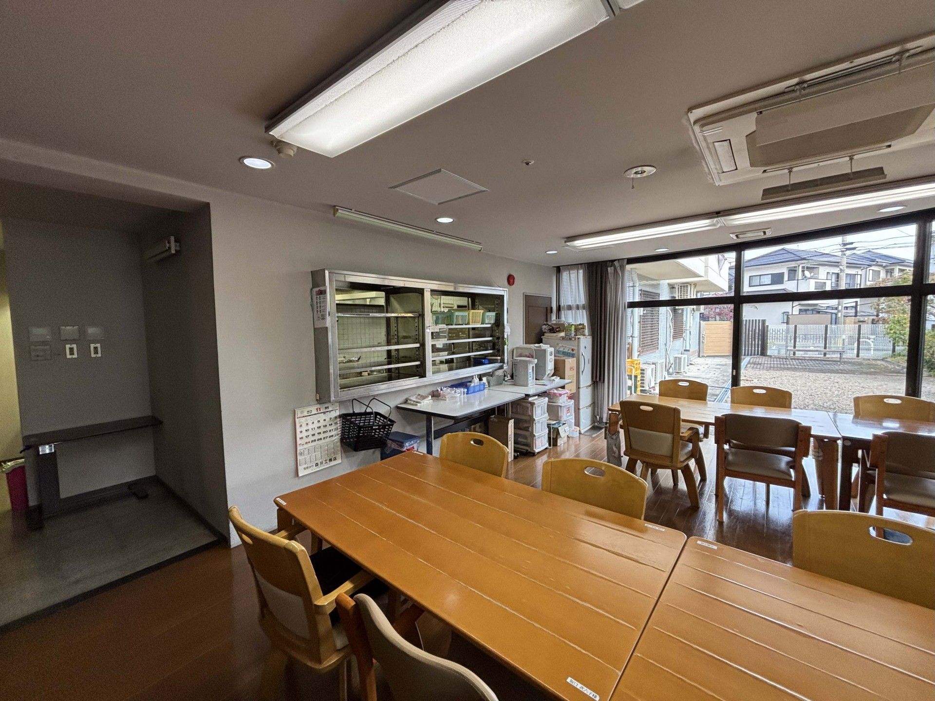 明るい食事スペース