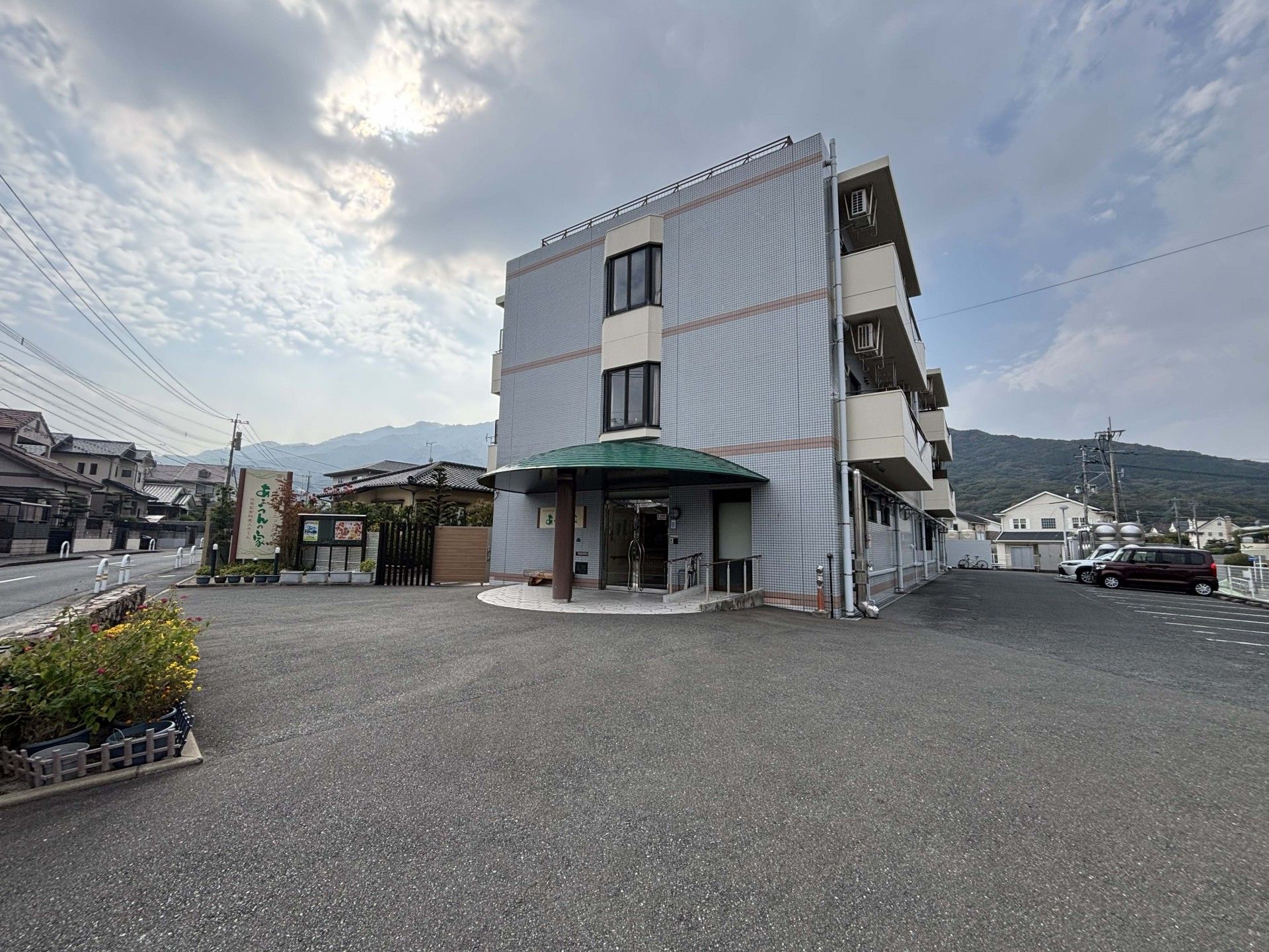 広い駐車場の建物外観