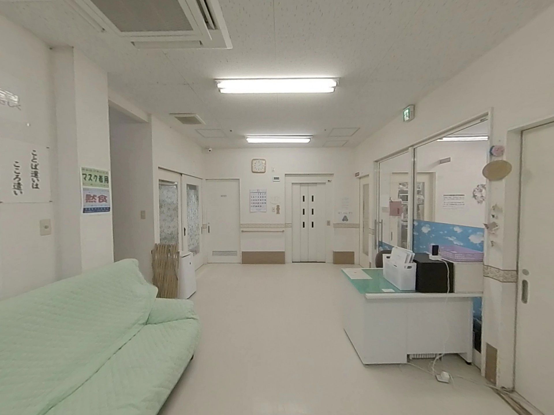 明るい受付エリア