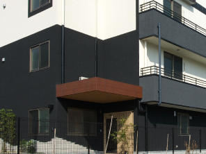 落ち着いた外観の建物
