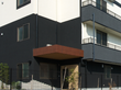 落ち着いた外観の建物