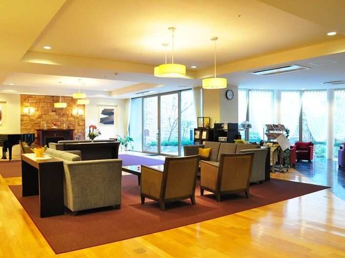 グランドピアノが置かれたロビーには応接セットが複数置かれていて、大きな窓が付いている。