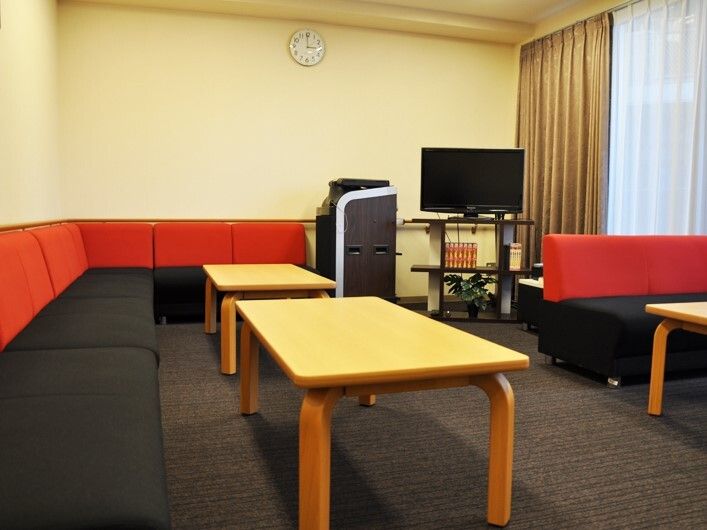 赤と黒の大きなソファが置かれた部屋には本格的なカラオケセットが置かれている。