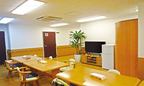 広間に複数の机と椅子