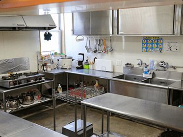 ステンレス製の調理器具や大きな炊飯器がある本格的な厨房には窓もあり、明るい雰囲気。