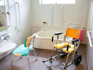 シャワーやシャワーチェアもある一人用の浴槽が設置されている浴室には手すりや呼び出しボタンも付いている。