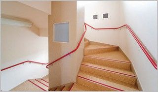手すり付きの階段