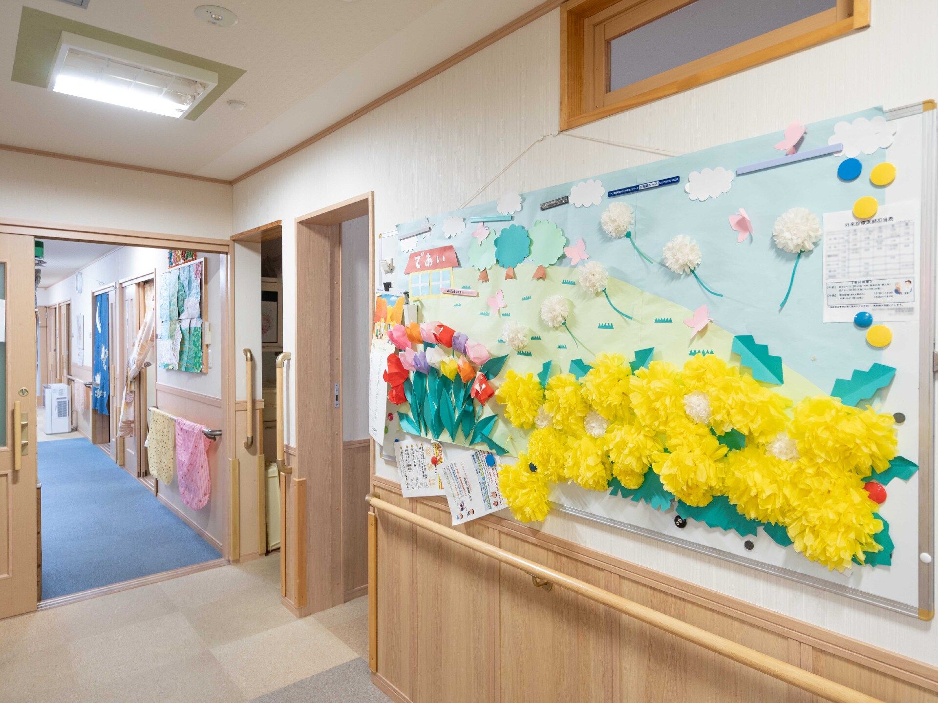 手すりが取り付けられ、段差ができる限り解消されている廊下