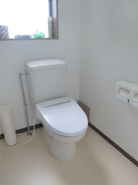 トイレは白でまとめられていて、シンプルデザイン。窓がつき明るい雰囲気。