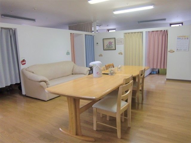 カーテン付きの部屋がいくつかあり、中央にはテーブルセットやソファが置かれている。