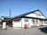 白色を基調とした外壁の平屋建ての施設である。大きな三角屋根の壁面に、大きな文字で施設名称が表示されている。
