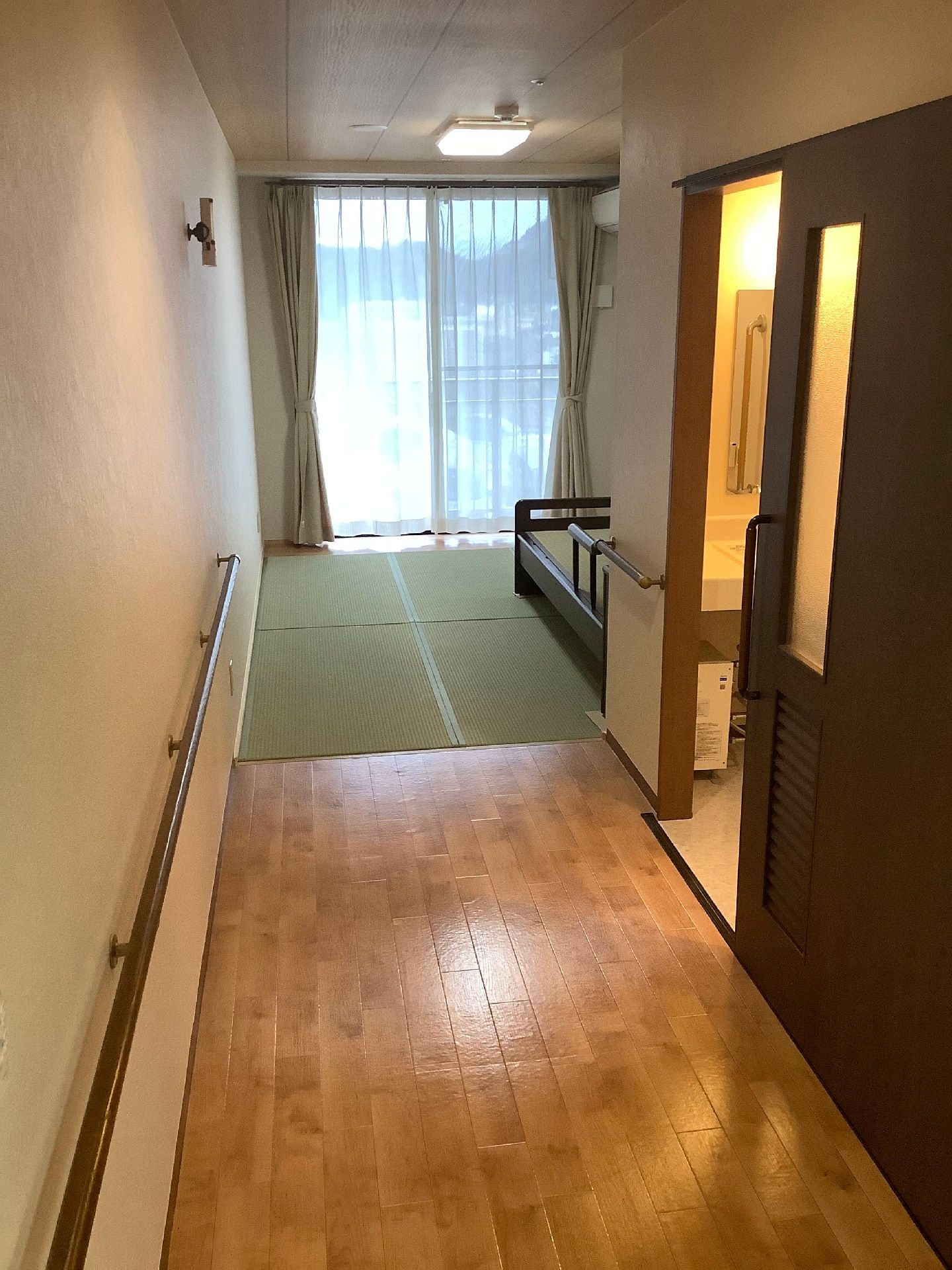 畳敷きの和室が奥にあり、フローリングの廊下の右側にはトイレが設置されている。