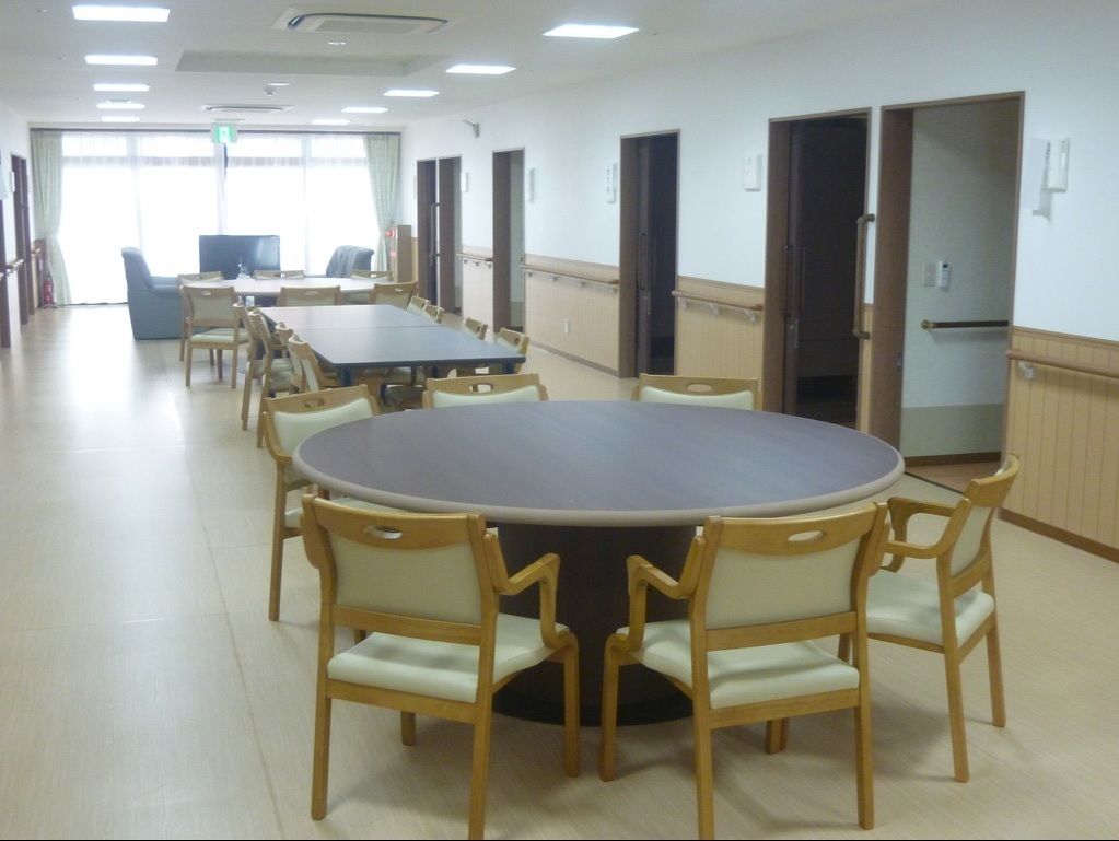 円形や長方形のテーブルセットが手前に置かれていて、奥にはソファ席が置かれている。