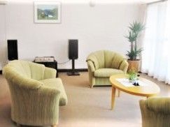 二人用のソファと丸いテーブル、一人用ソファが二つ置いてあるリラックススペース