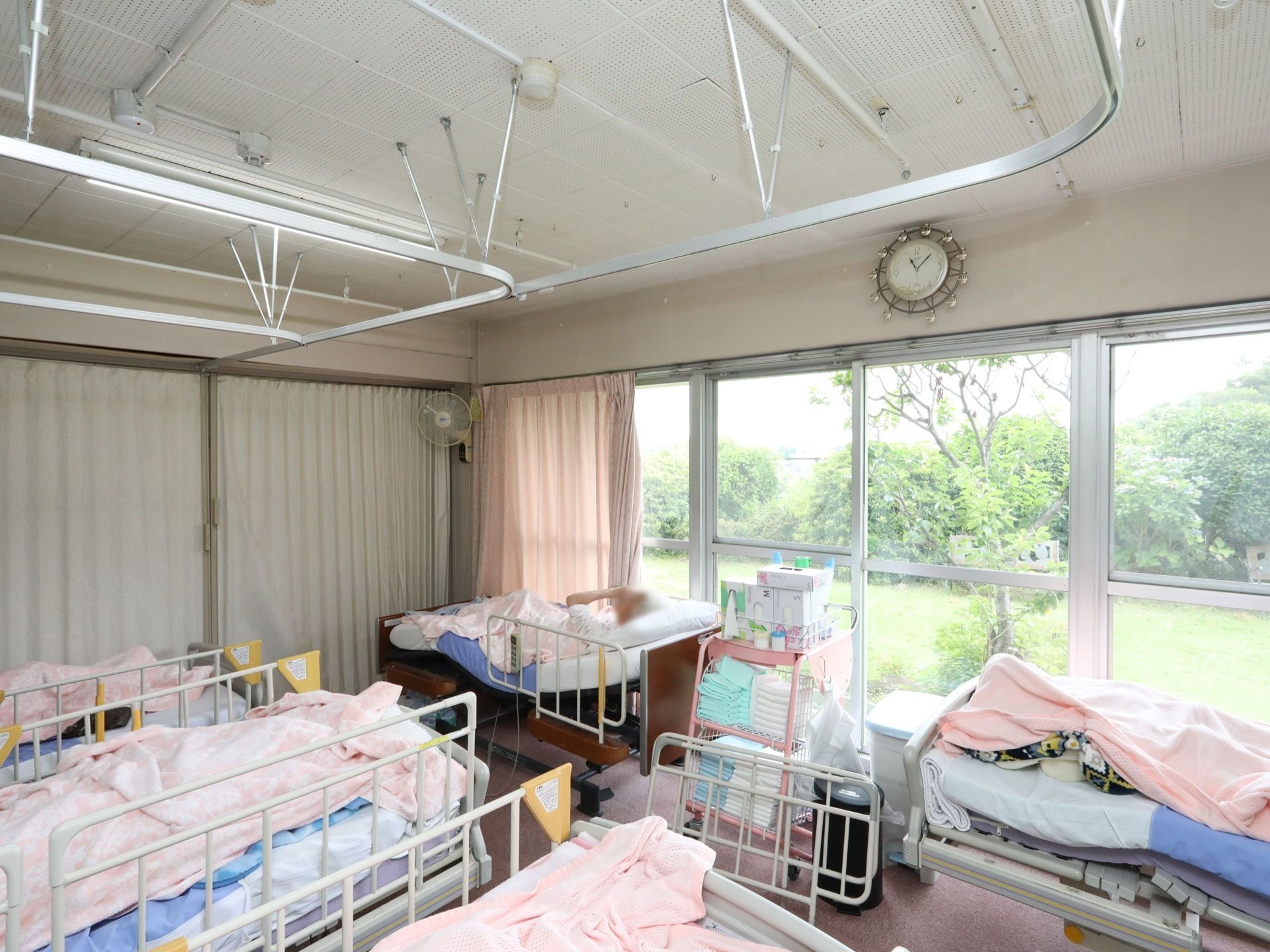 大きな窓がある明るい医療室で、壁には時計や扇風機が設置されている。各ベッドの間は、カーテンで仕切られるようになっている。