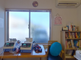 明るく清潔な活動室の内観