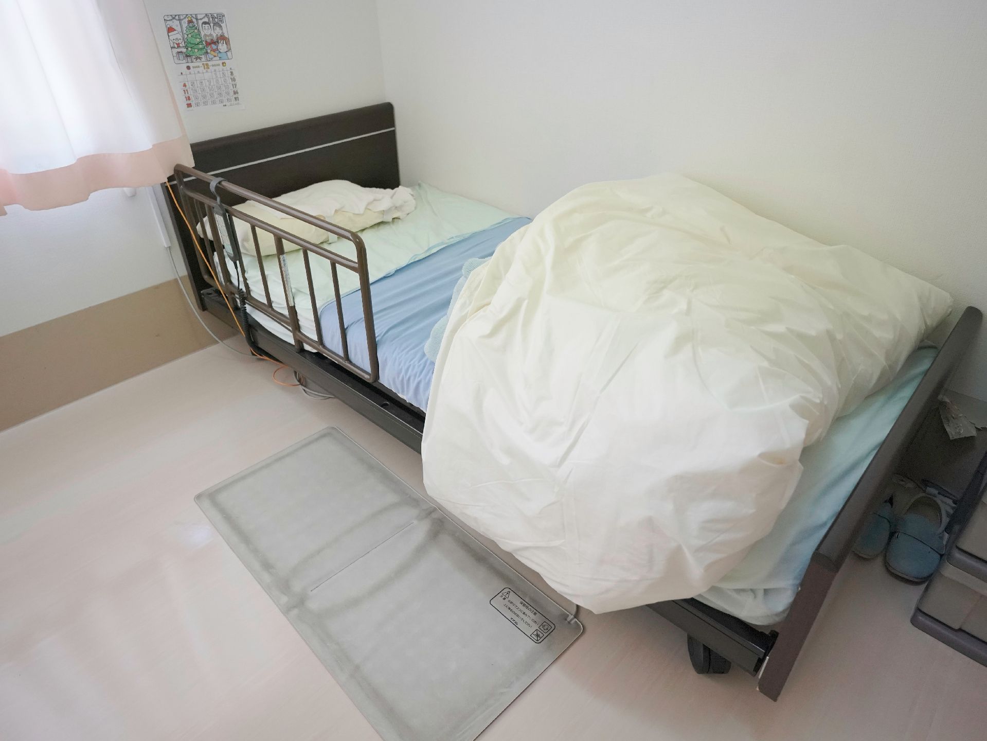 柵を設置したベッドのある居室