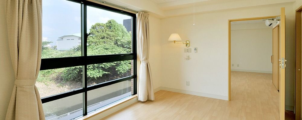 大きな窓のある居室