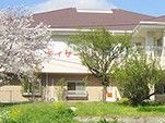 桜の咲く庭の建物