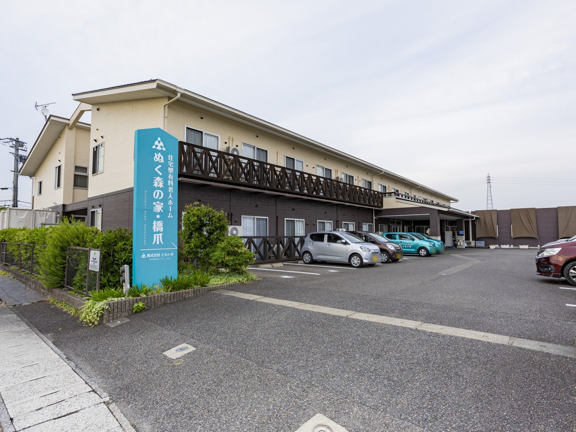 駐車場のある建物外観