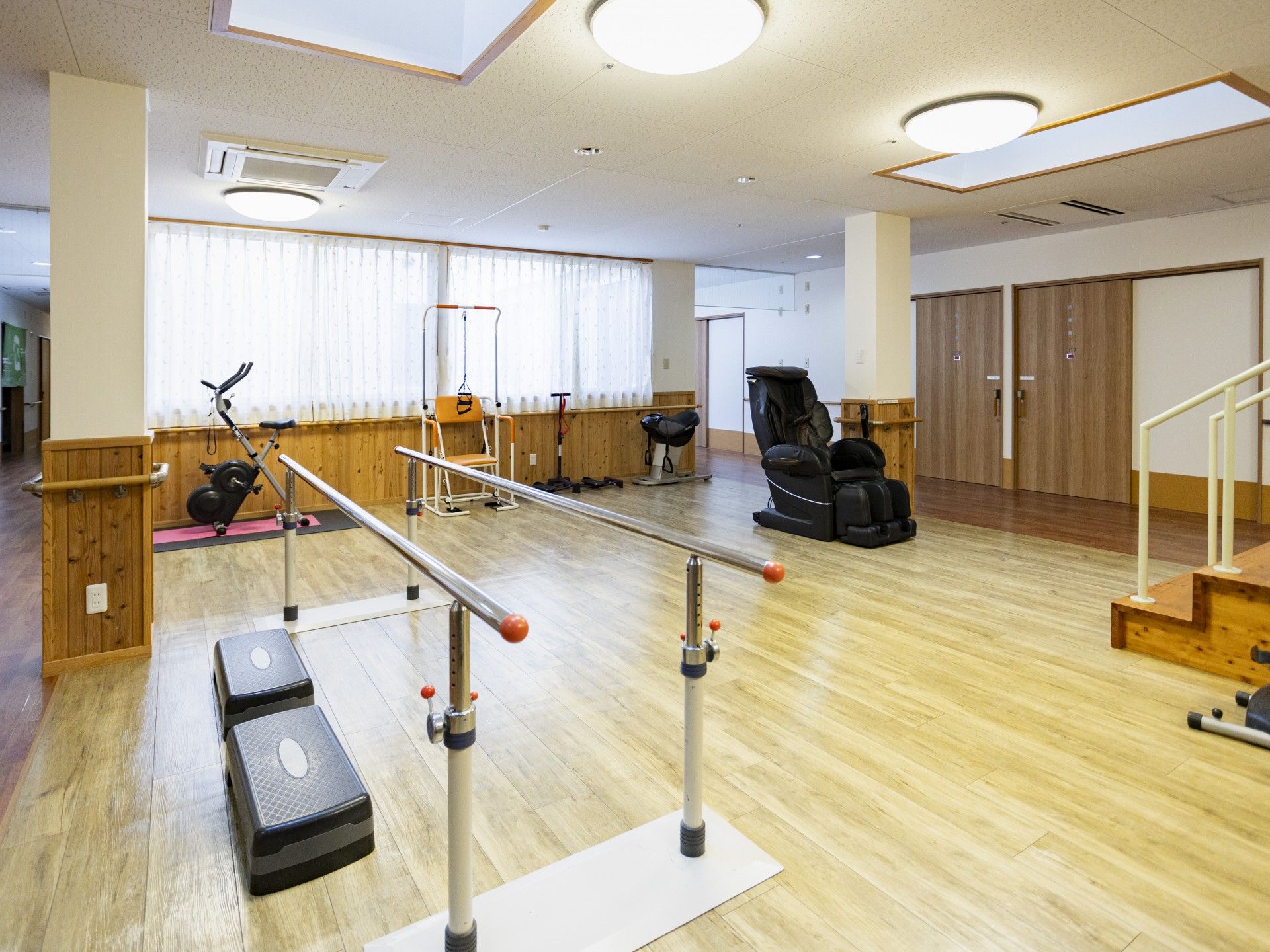 運動器具が並ぶ部屋