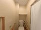 <br>
手すり付きのトイレ空間