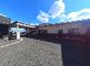 広々とした駐車場の外観