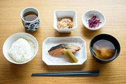 焼き鮭とごはんと味噌汁のセット