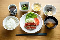 ハンバーグとおひたしやごはんと味噌汁のセット