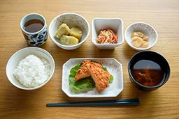 ごはんと味噌汁が付いた和食
