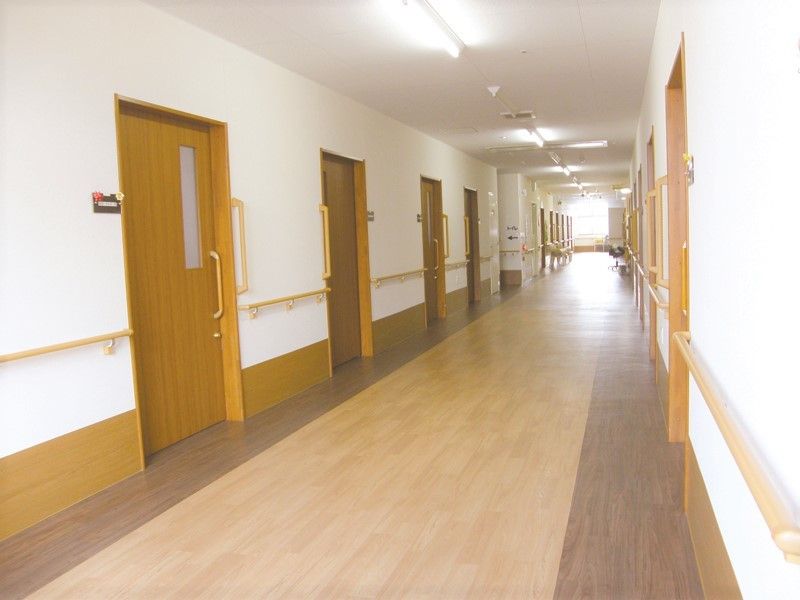 廊下の両サイドに居室があり、手すりも設置されている。居室のドアは引き戸を採用。