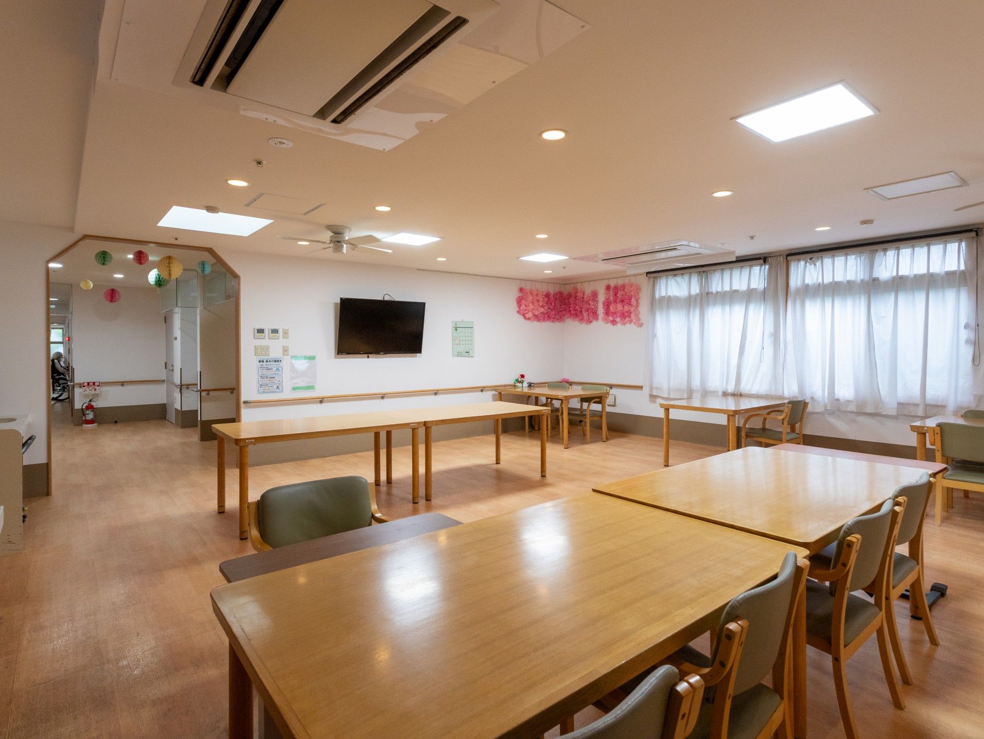 広々とした明るい部屋