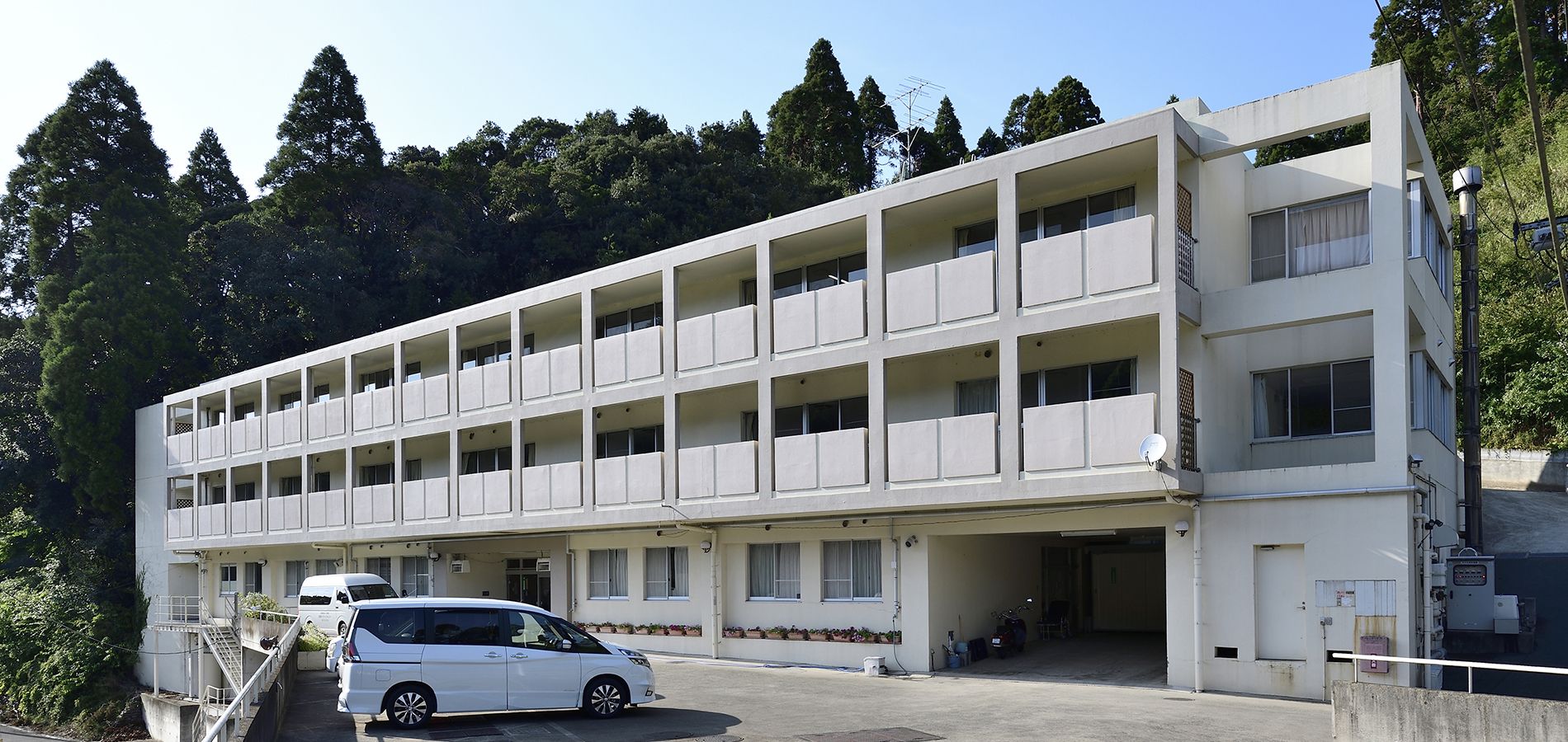 自然に囲まれた建物外観