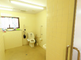 介護施設の明るいトイレエリア