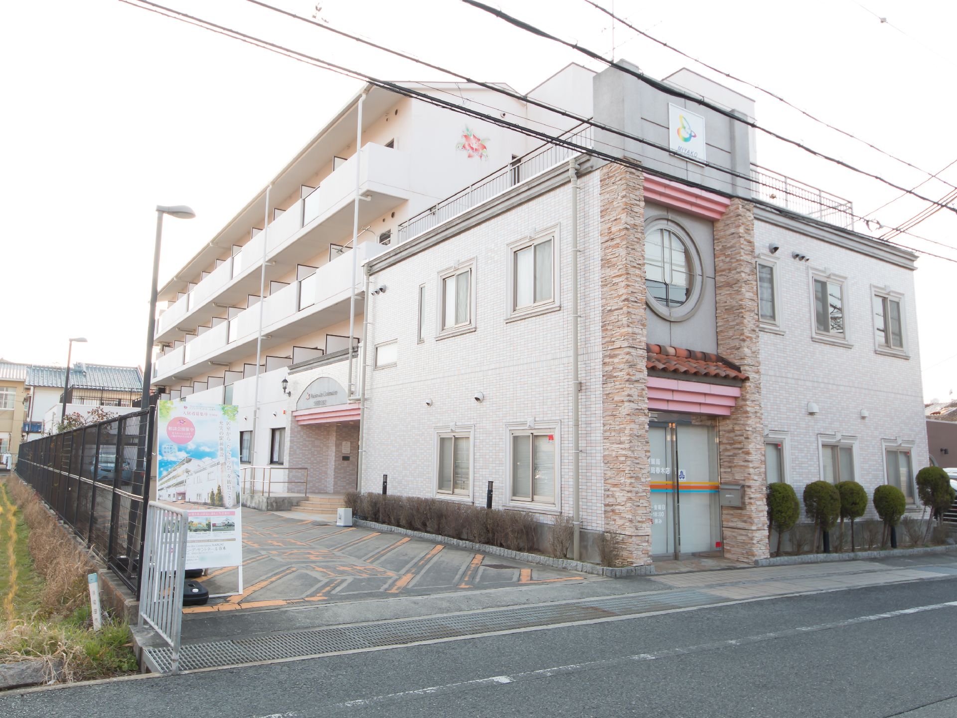 施設は４階建てになっており、薄いベージュ色の外観である。玄関までの通路には段差がないので、安全に移動することができる。