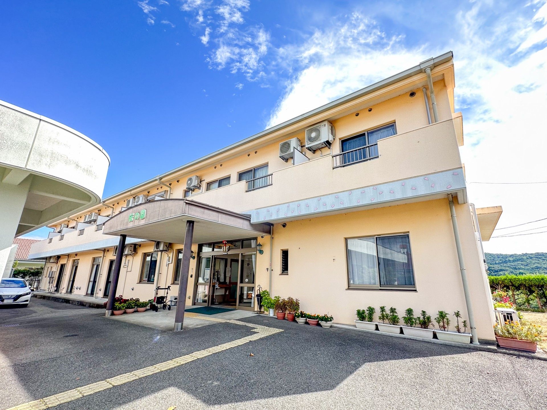 肌色の2階建ての建物
