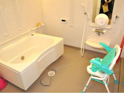 「レガート堺東山」の浴室。手すりを設けている。