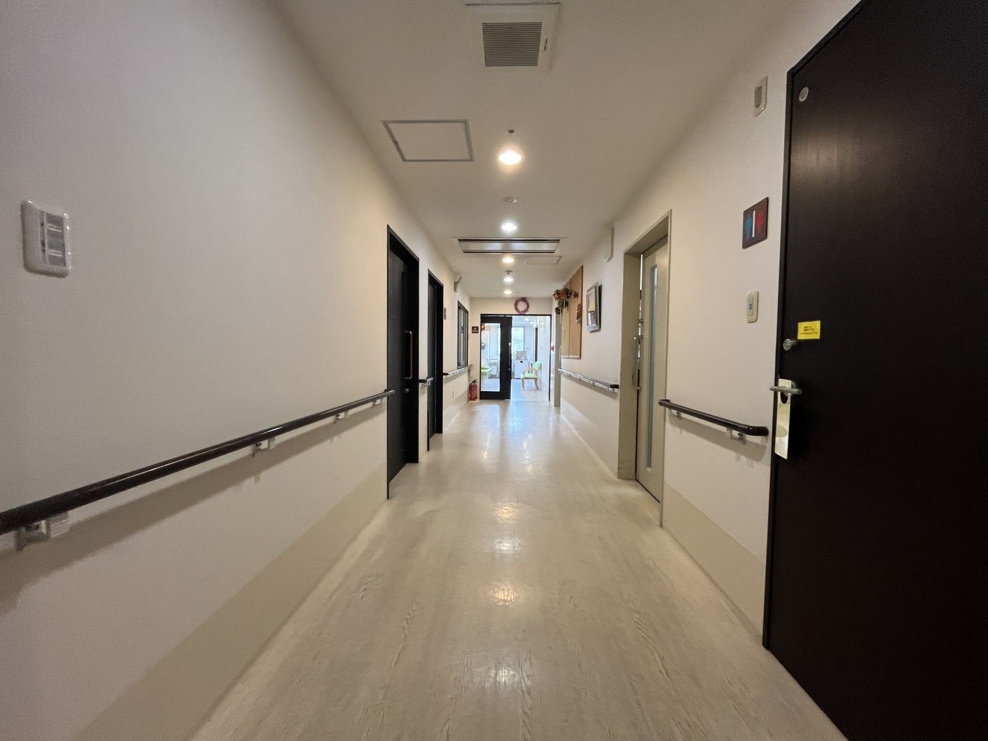 廊下の手すり付き通路
