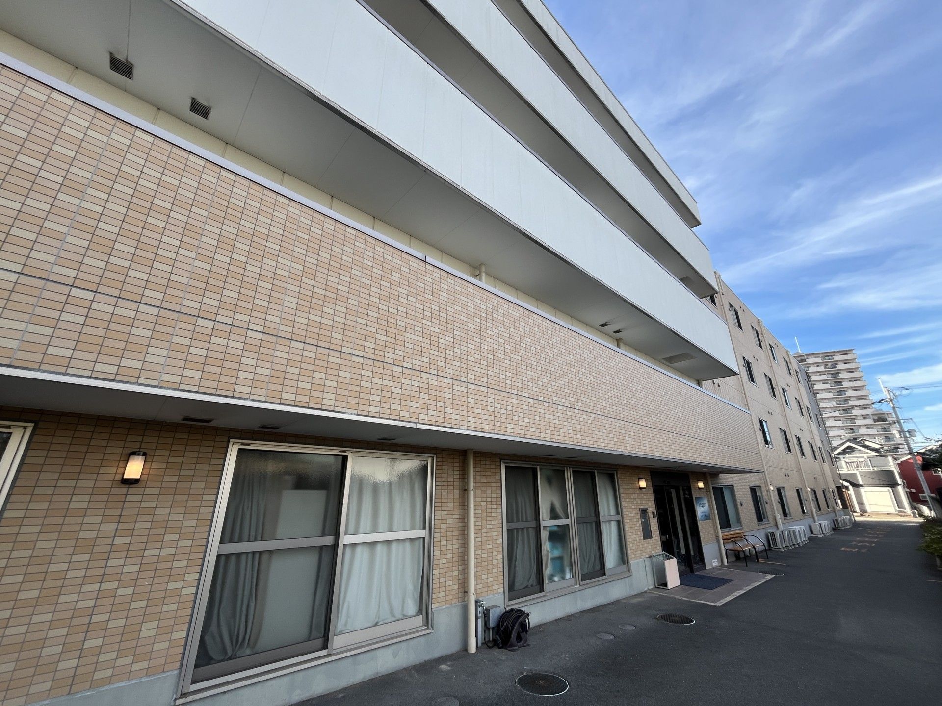 明るい外観の建物入口