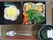 弁当風の黒箱に詰められた食事。花形にかたどられたちらし寿司野菜の煮物やあえ物が詰められ、スプーンと箸が添えられている。